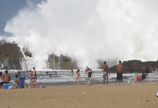 Ondas invadem praia e deixam banhistas assustados